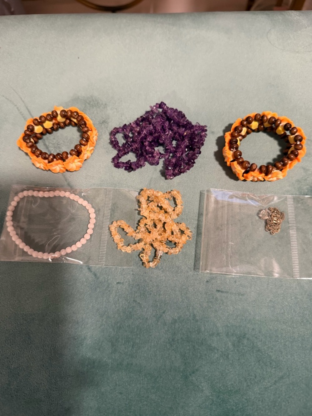 🌼 4/$13 - 6 piece fashion Jewelry set (3 bracelets and 3 necklaces -gently used)